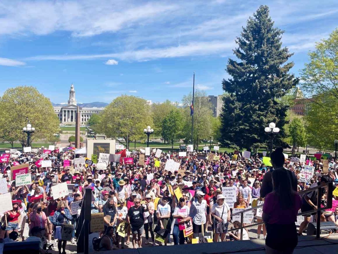 在科罗拉多州议会大厦举行的禁止我们身体集会的人群照片